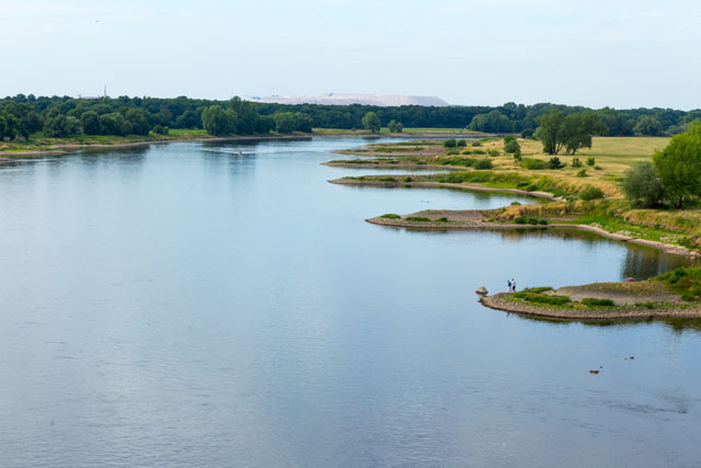 Elbe, with the Zielitz potash plant in the background