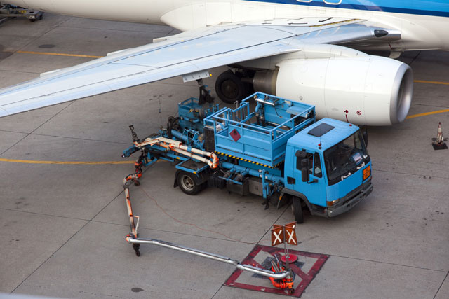 Refueling an airplane with fossil fuels