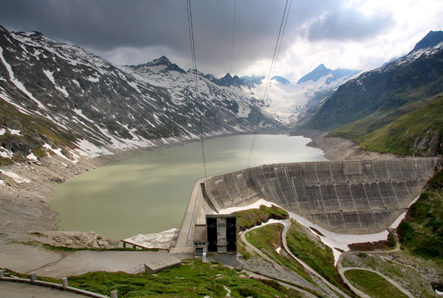Oberaarsee dam with a hydroelectric reservoir in the Grimsel area in the Swiss Alps.